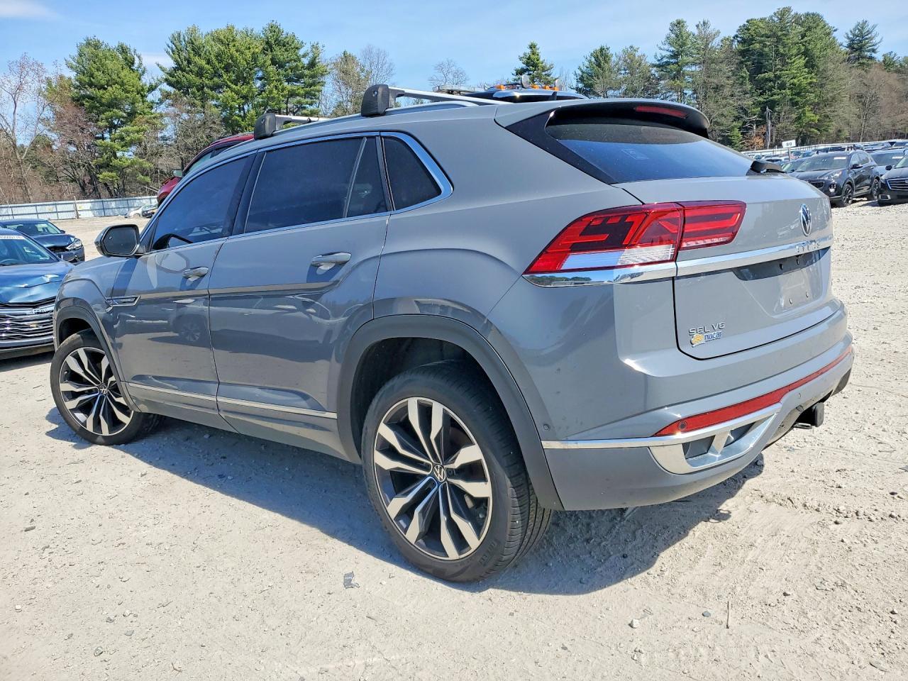 2022 Volkswagen Atlas Cross Sport Sel Premium R-Line - Image 2