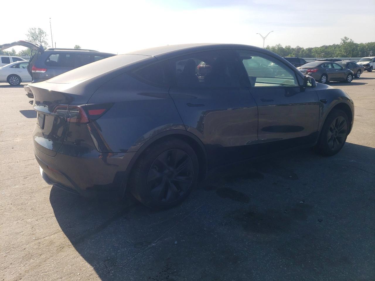 2025 Tesla Model Y - Фото 3