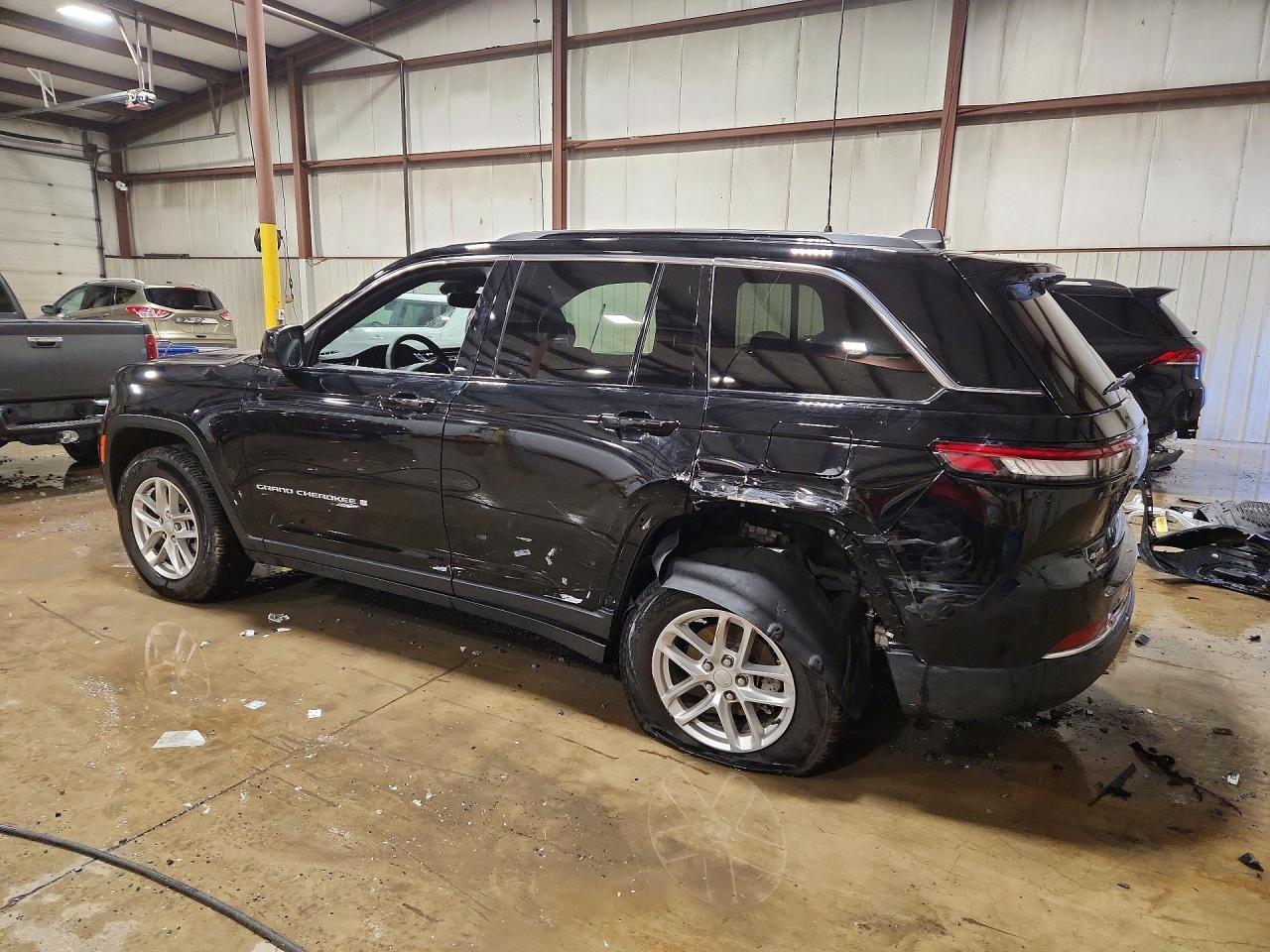 2024 Jeep Grand Cherokee Laredo - Image 2