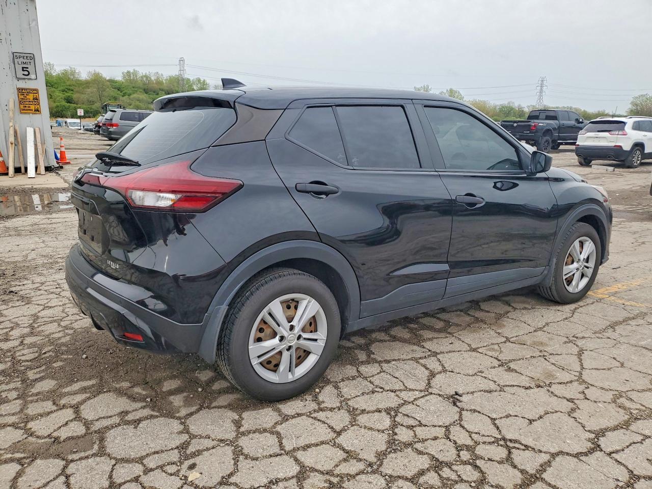 2022 Nissan Kicks S - Фото 3