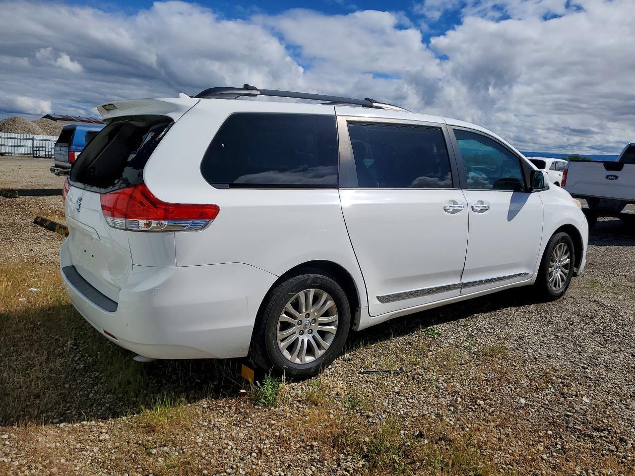 2013 Toyota Sienna Xle 8-Passenger - Фото 3