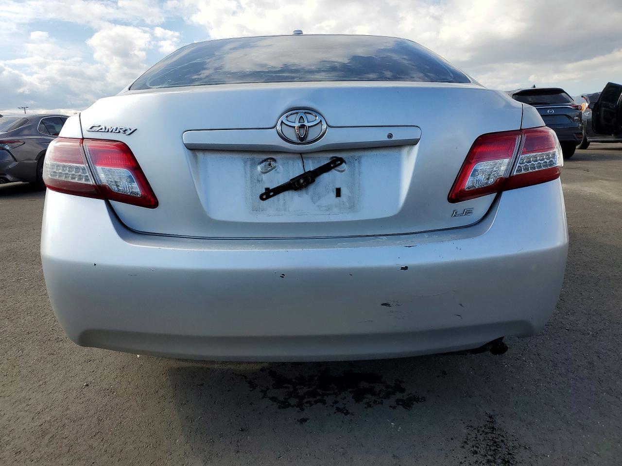 2011 Toyota Camry Le - Фото 6