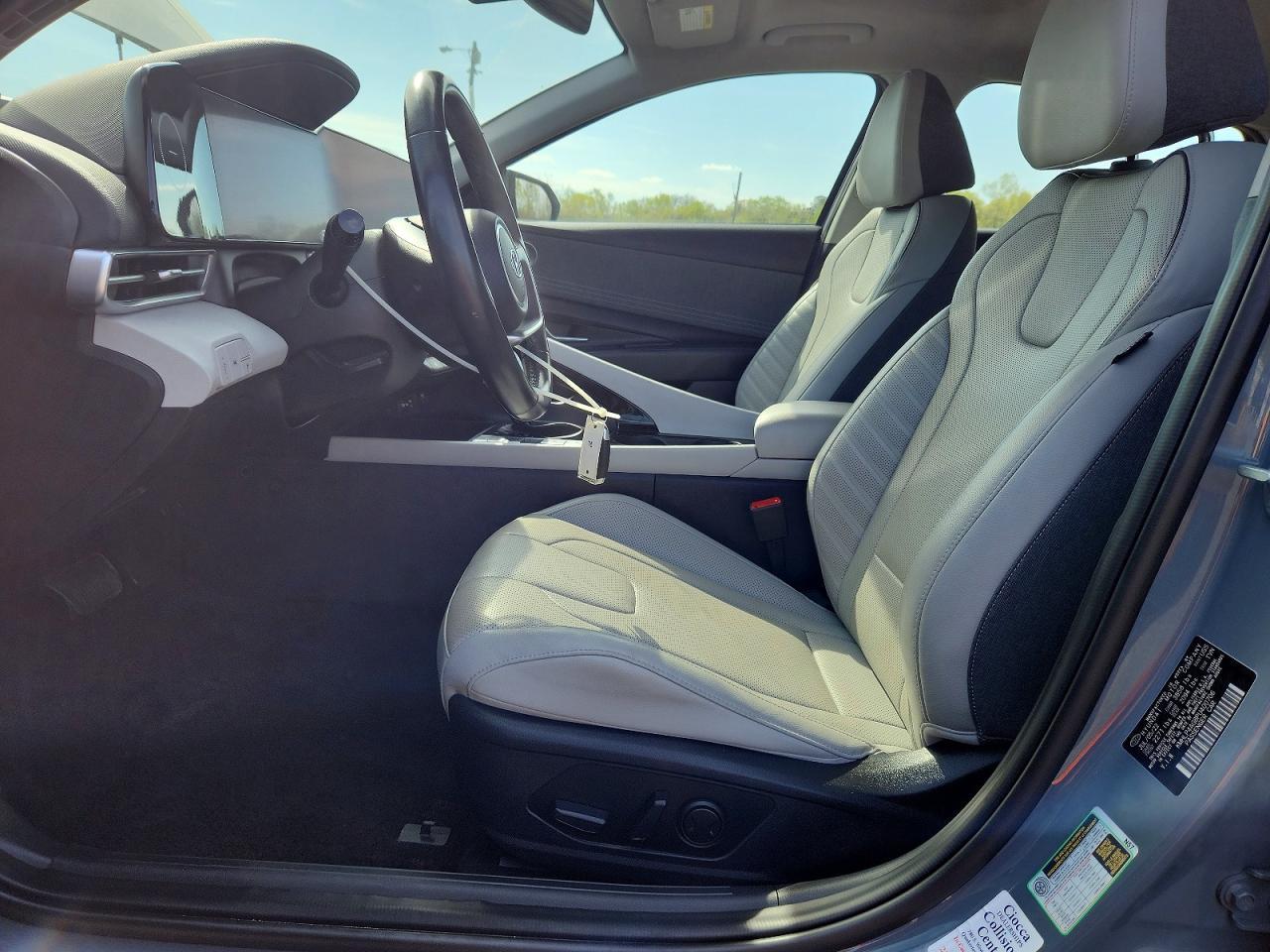 2023 Hyundai Elantra Limited - Image 7