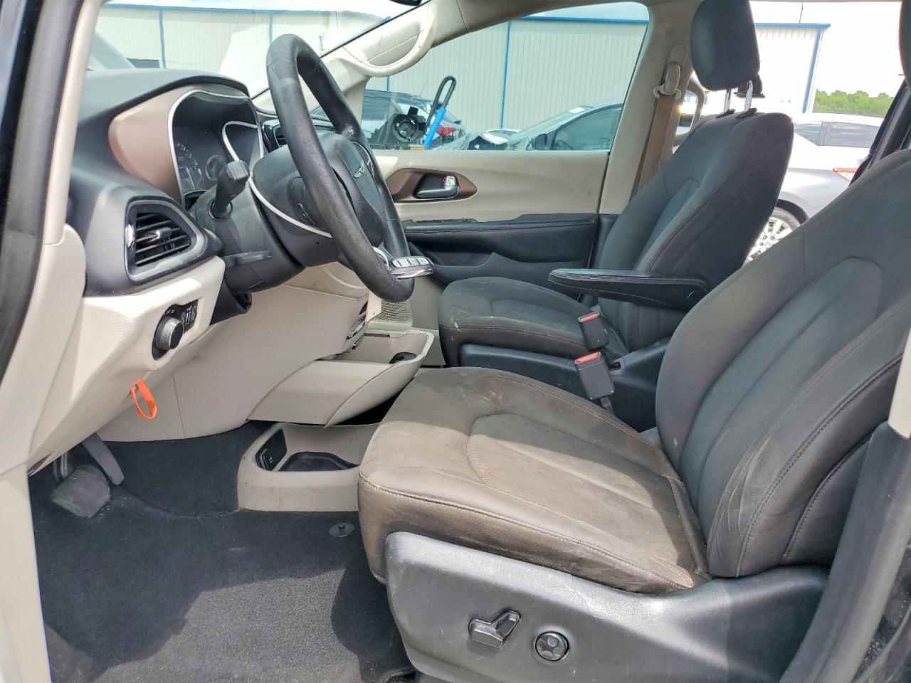 2017 Chrysler Pacifica Lx - Image 7