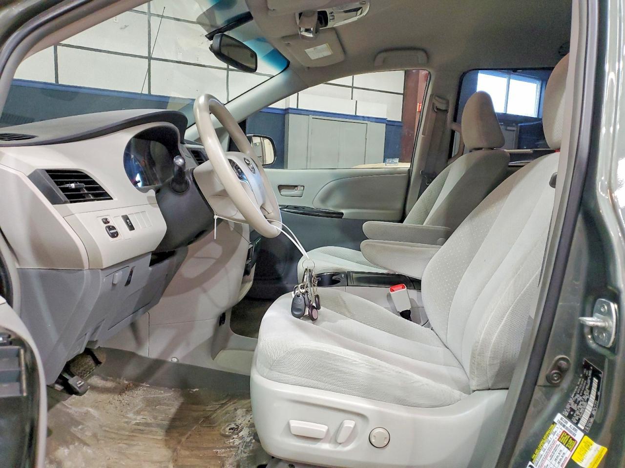 2014 Toyota Sienna Le - Image 7