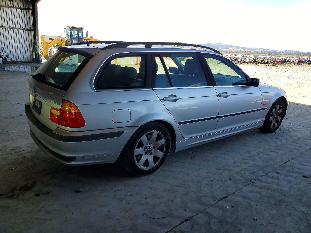 2001 BMW 325 It - Image 3