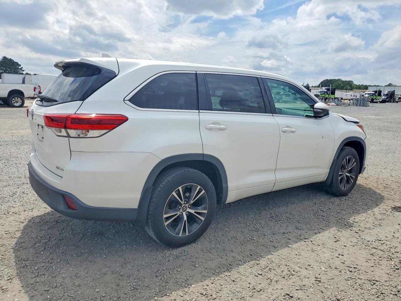 2018 Toyota Highlander Le Plus - Фото 3