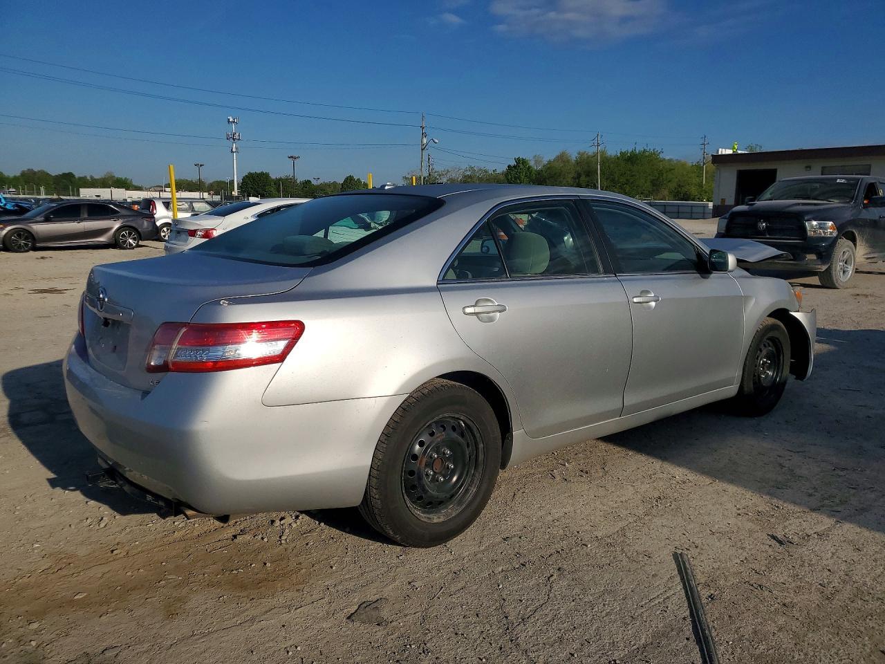 2011 Toyota Camry Le - Image 3