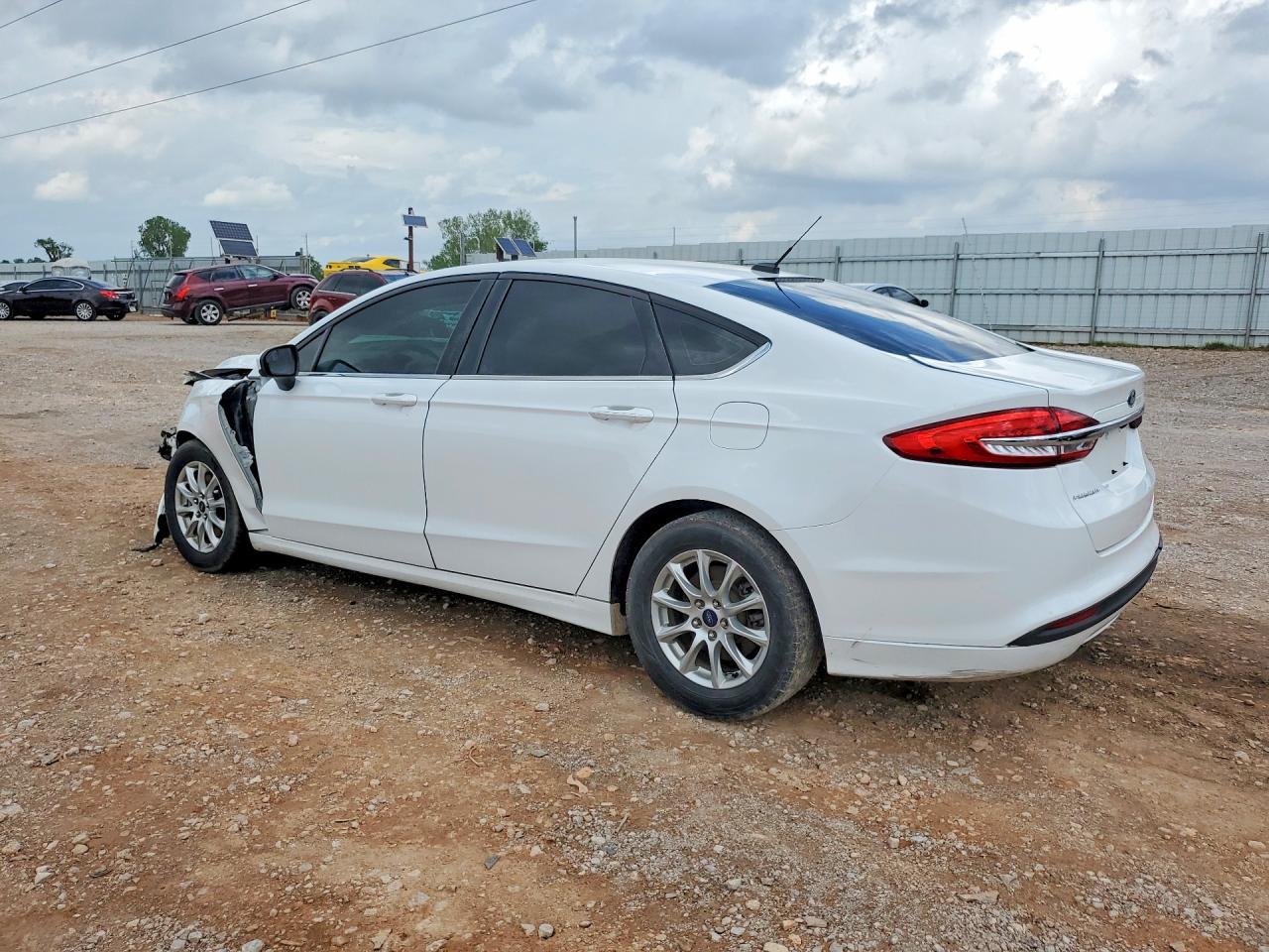 2017 Ford Fusion S - Фото 2