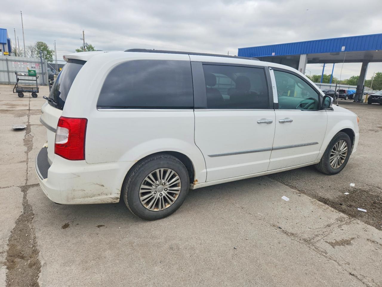 2013 Chrysler Town & Country Touring L - Image 3