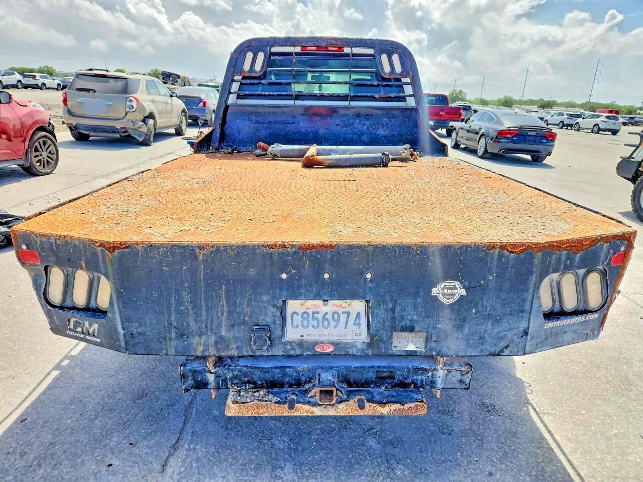 2019 Chevrolet Silverado C3500 6.0L V-8 Flat Bed - Image 6