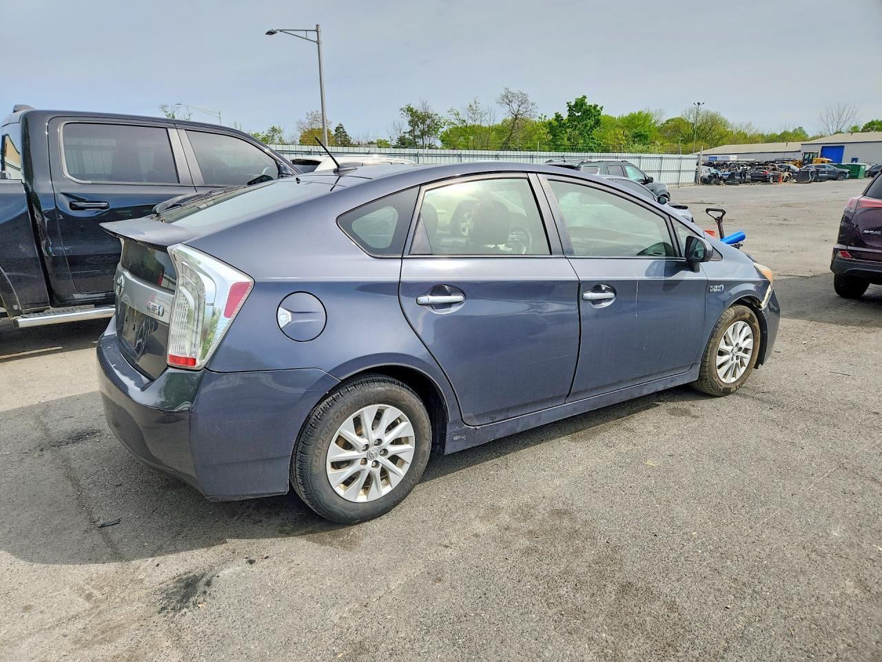 2013 Toyota Prius Plug-In Hybrid Base - Фото 3