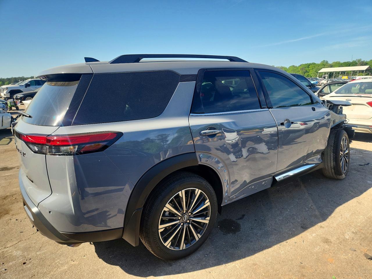 2026 Nissan Pathfinder Platinum - Image 3