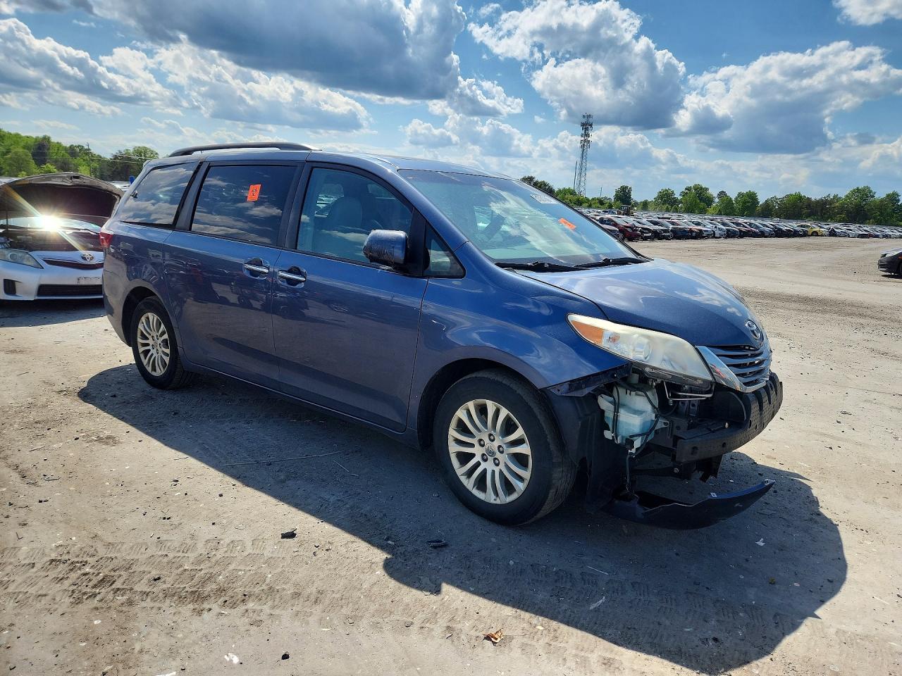 2015 Toyota Sienna Xle 8-Passenger - Image 4