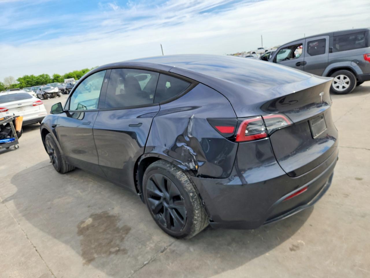 2025 Tesla Model Y - Фото 2