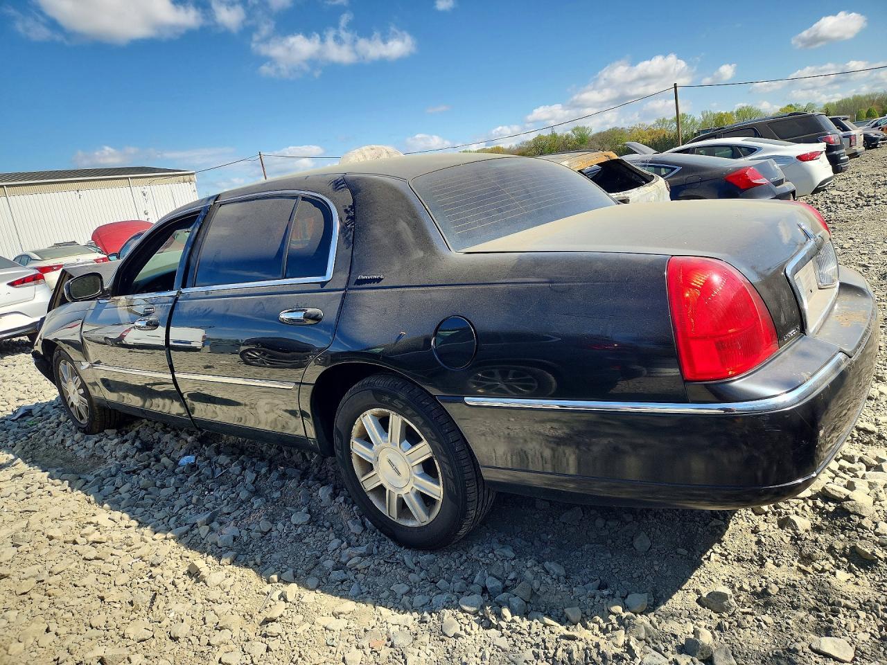 2011 Lincoln Town Car Executive L - Фото 2