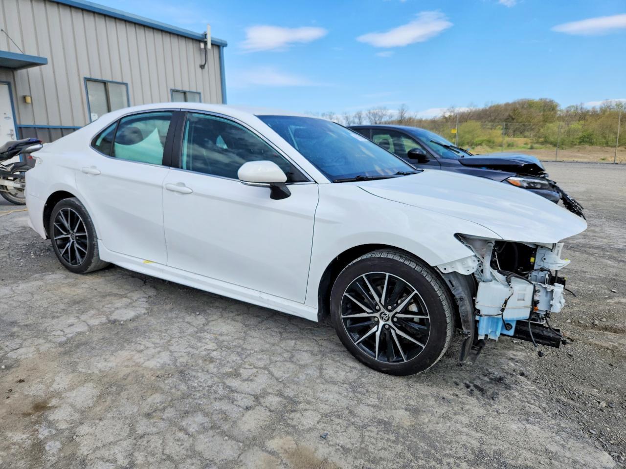 2022 Toyota Camry Se - Image 4