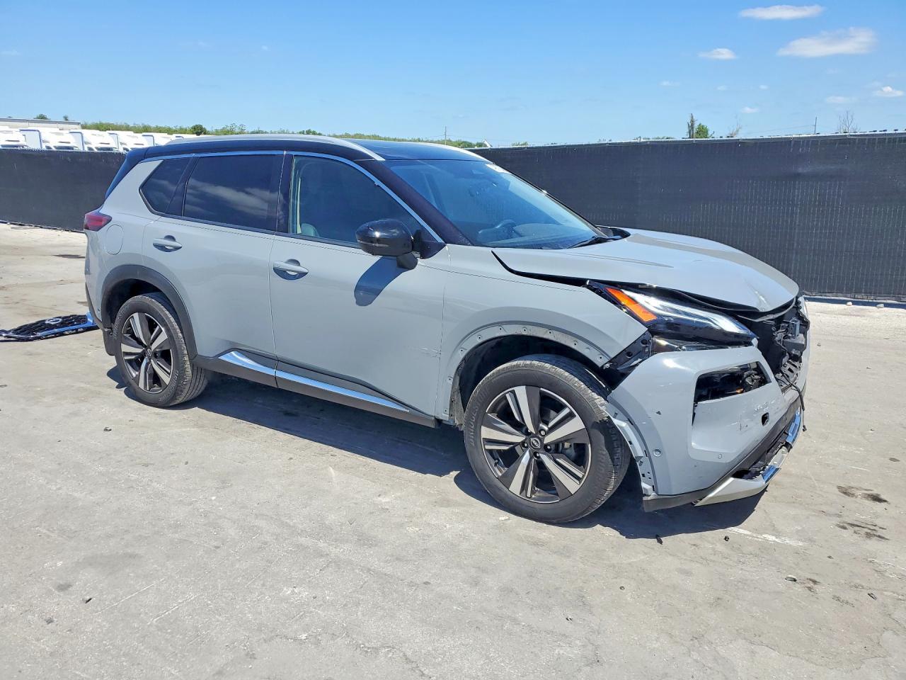 2023 Nissan Rogue Platinum - Image 4
