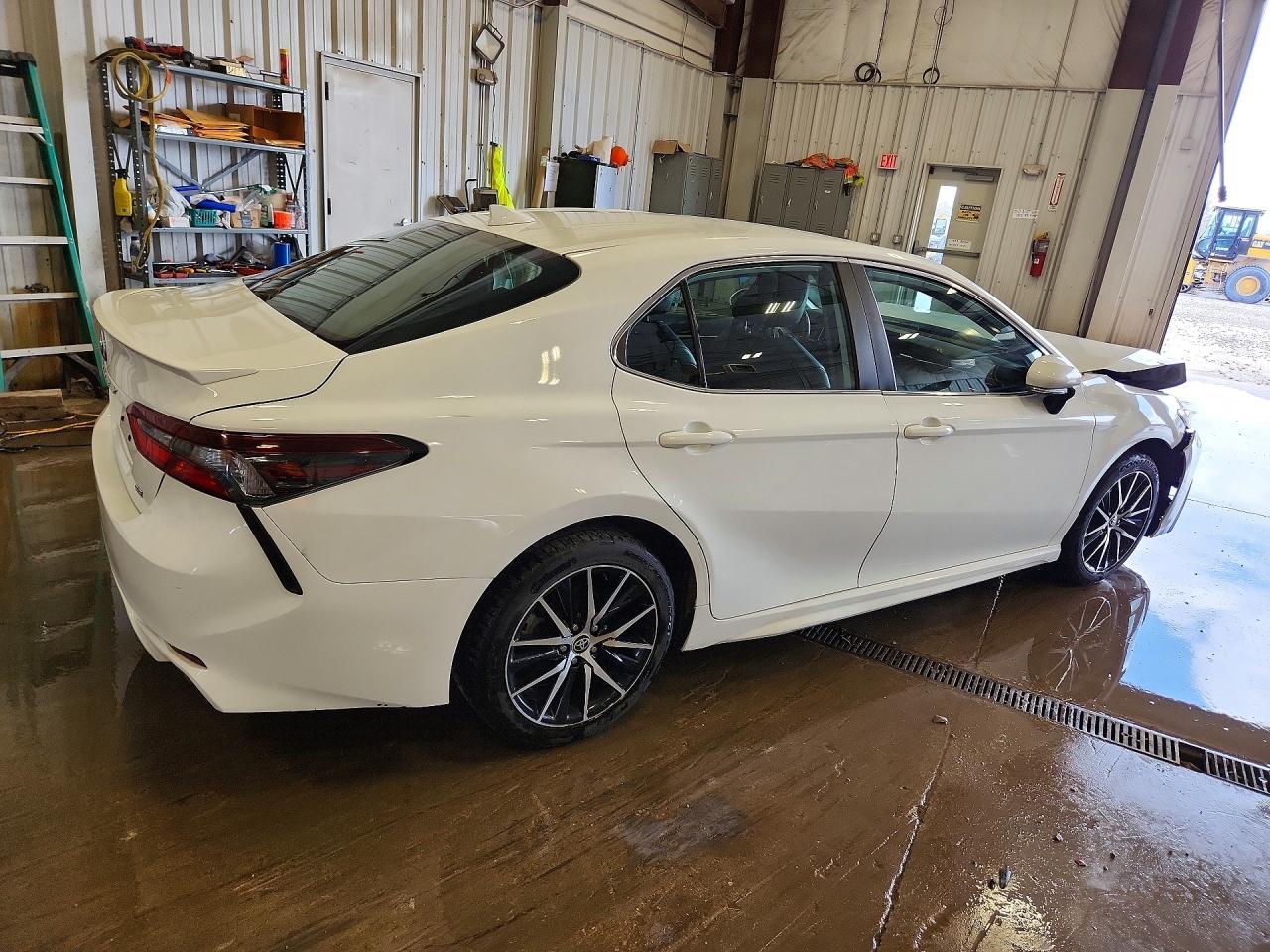 2022 Toyota Camry Se - Фото 3