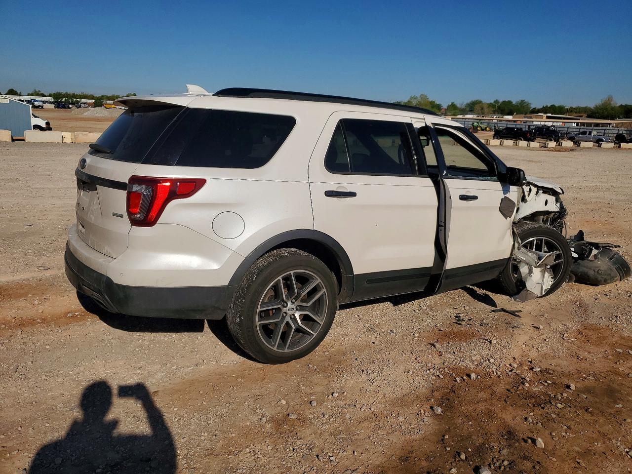 2016 Ford Explorer - Image 3