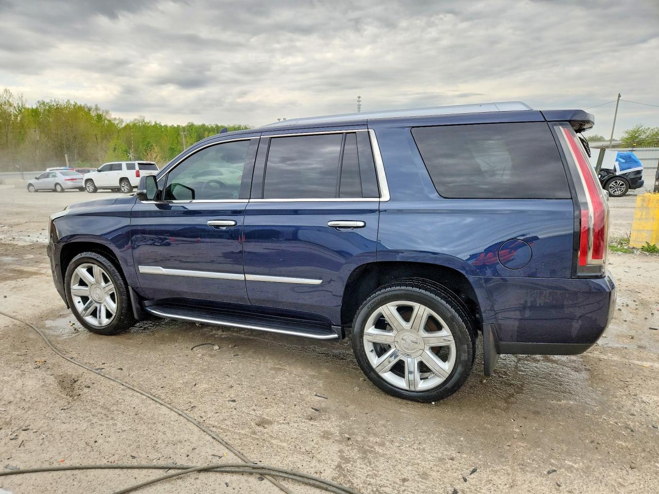 2019 Cadillac Escalade Luxury - Image 2