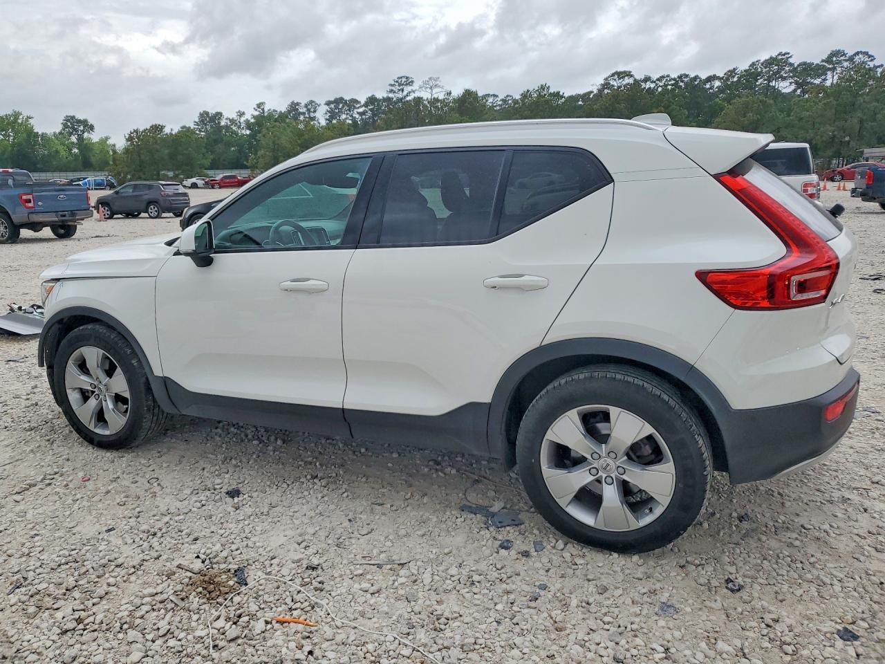 2019 Volvo Xc40 T5 Momentum - Image 2