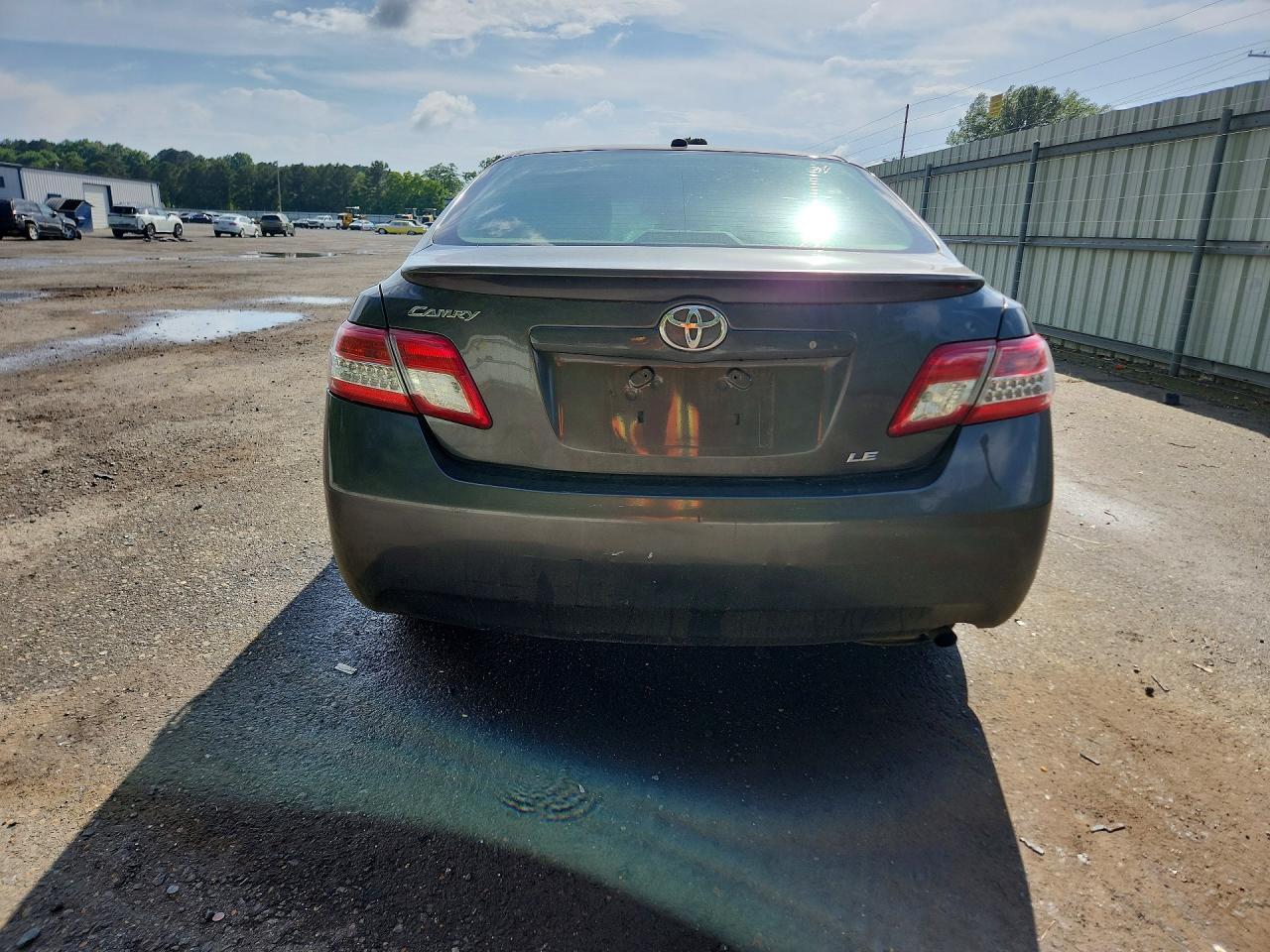 2011 Toyota Camry Le - Фото 6