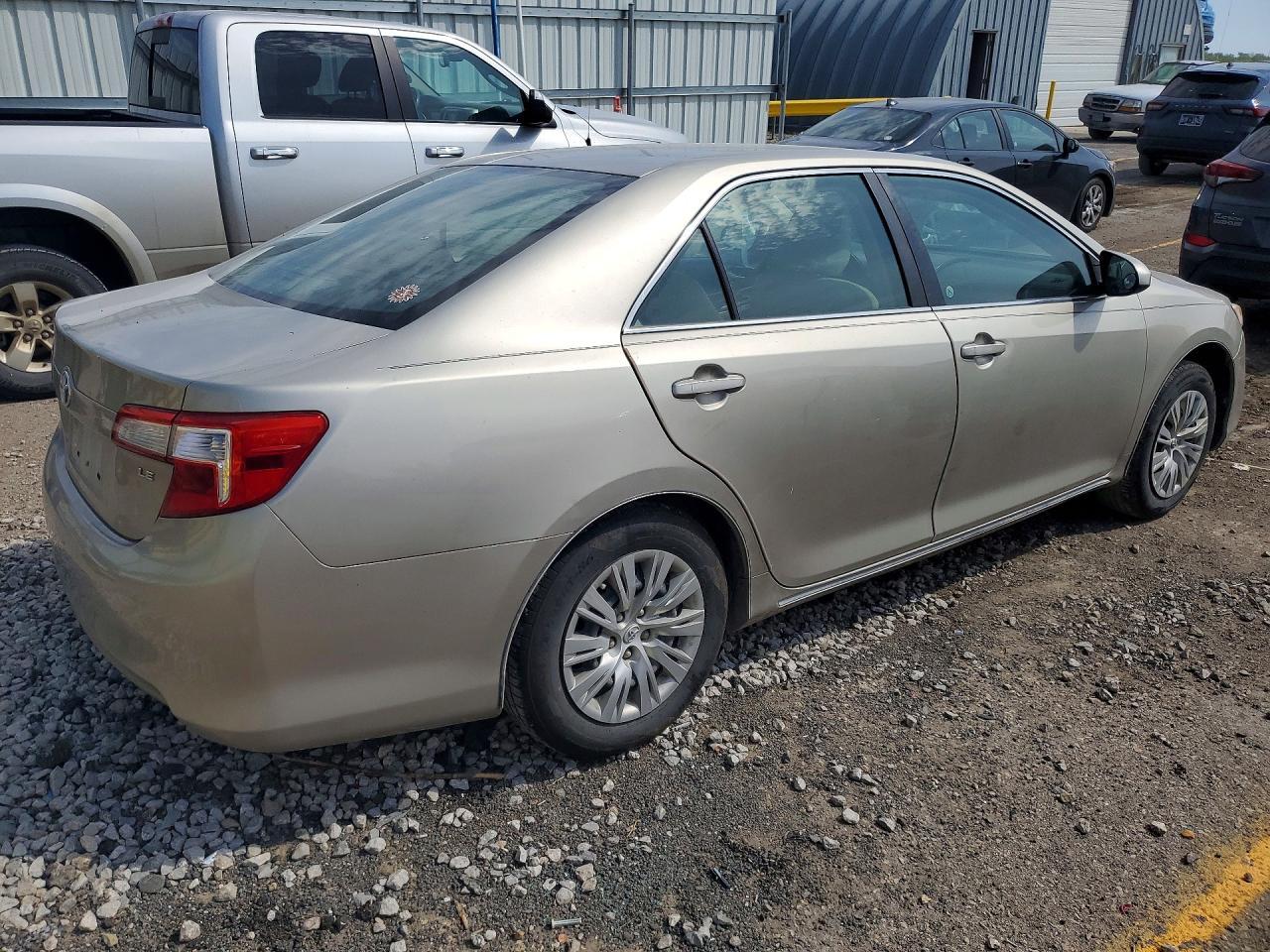 2014 Toyota Camry Le - Image 3