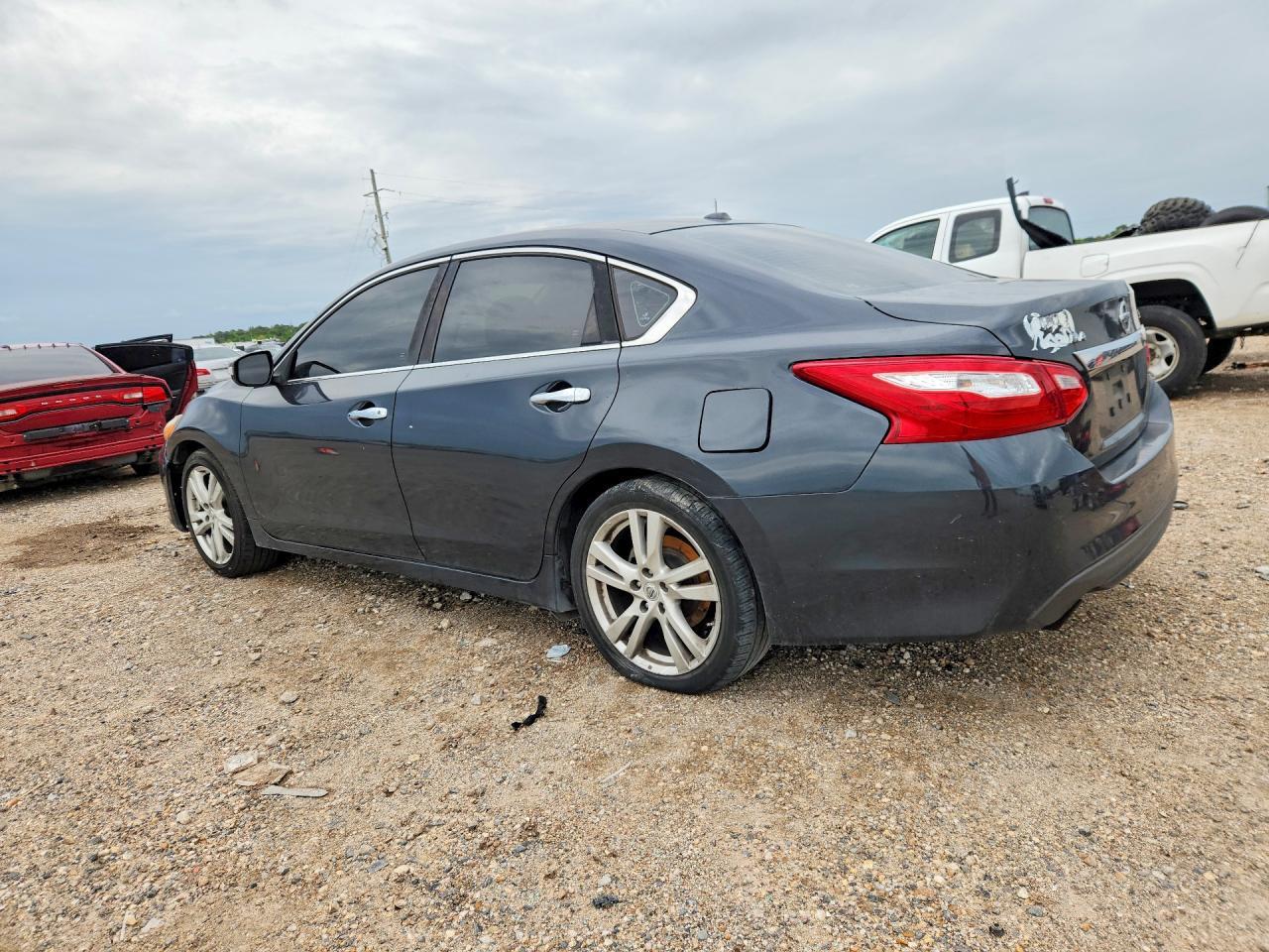 2017 Nissan Altima 3.5 Sl - Image 2