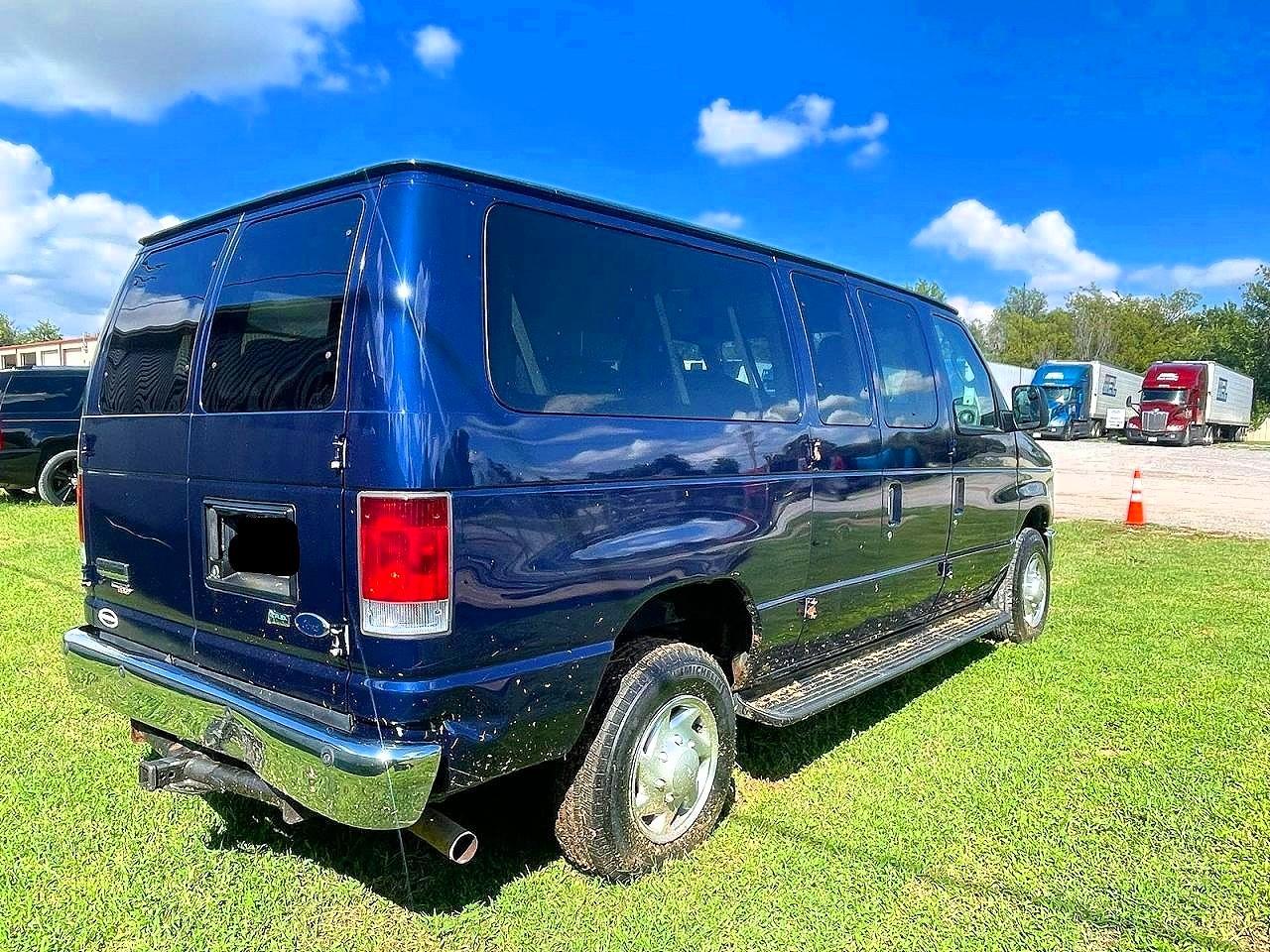2011 Ford Econoline E350 Super Duty Wagon - Фото 4
