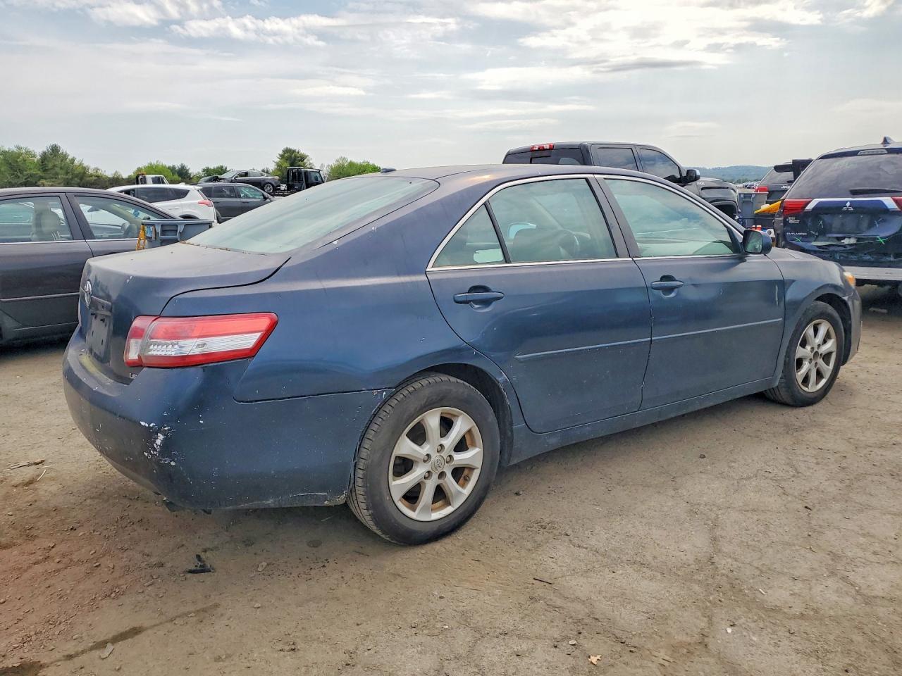 2011 Toyota Camry Le - Image 3