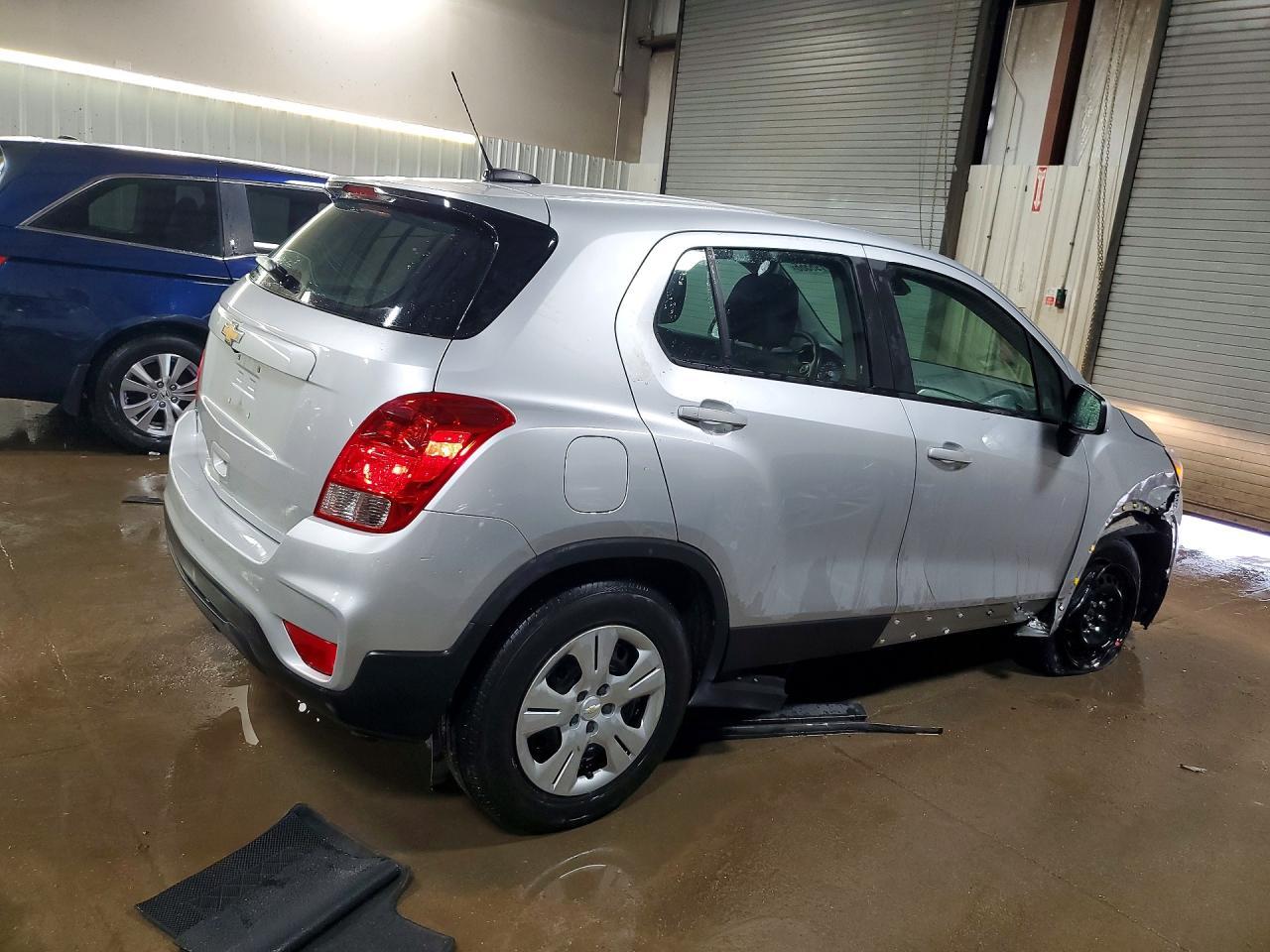 2018 Chevrolet Trax Ls - Image 3