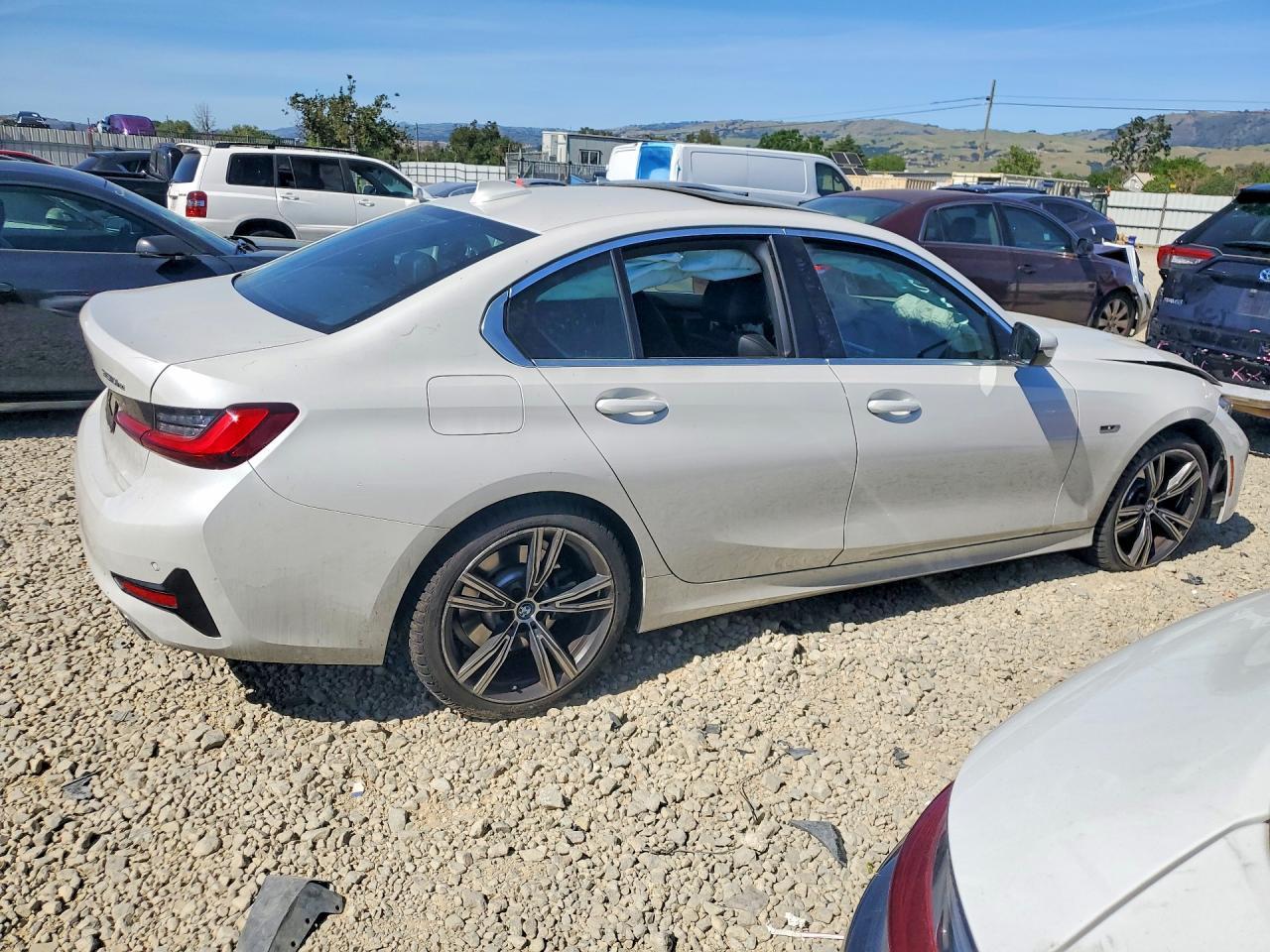 2022 BMW 330E - Фото 3