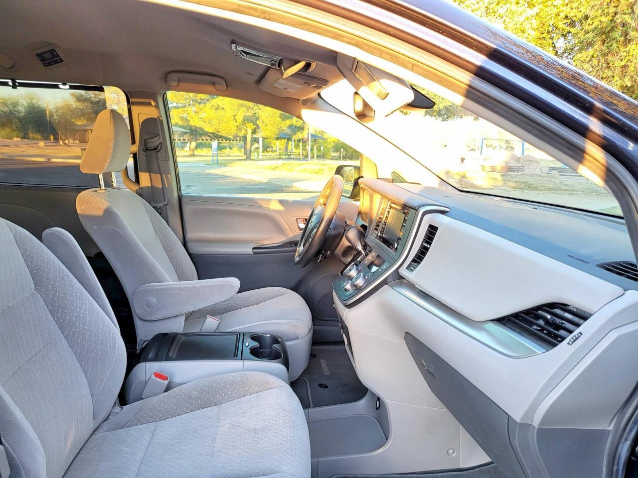 2020 Toyota Sienna Le - Image 5