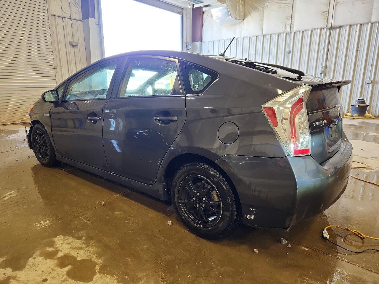 2015 Toyota Prius Two - Фото 2