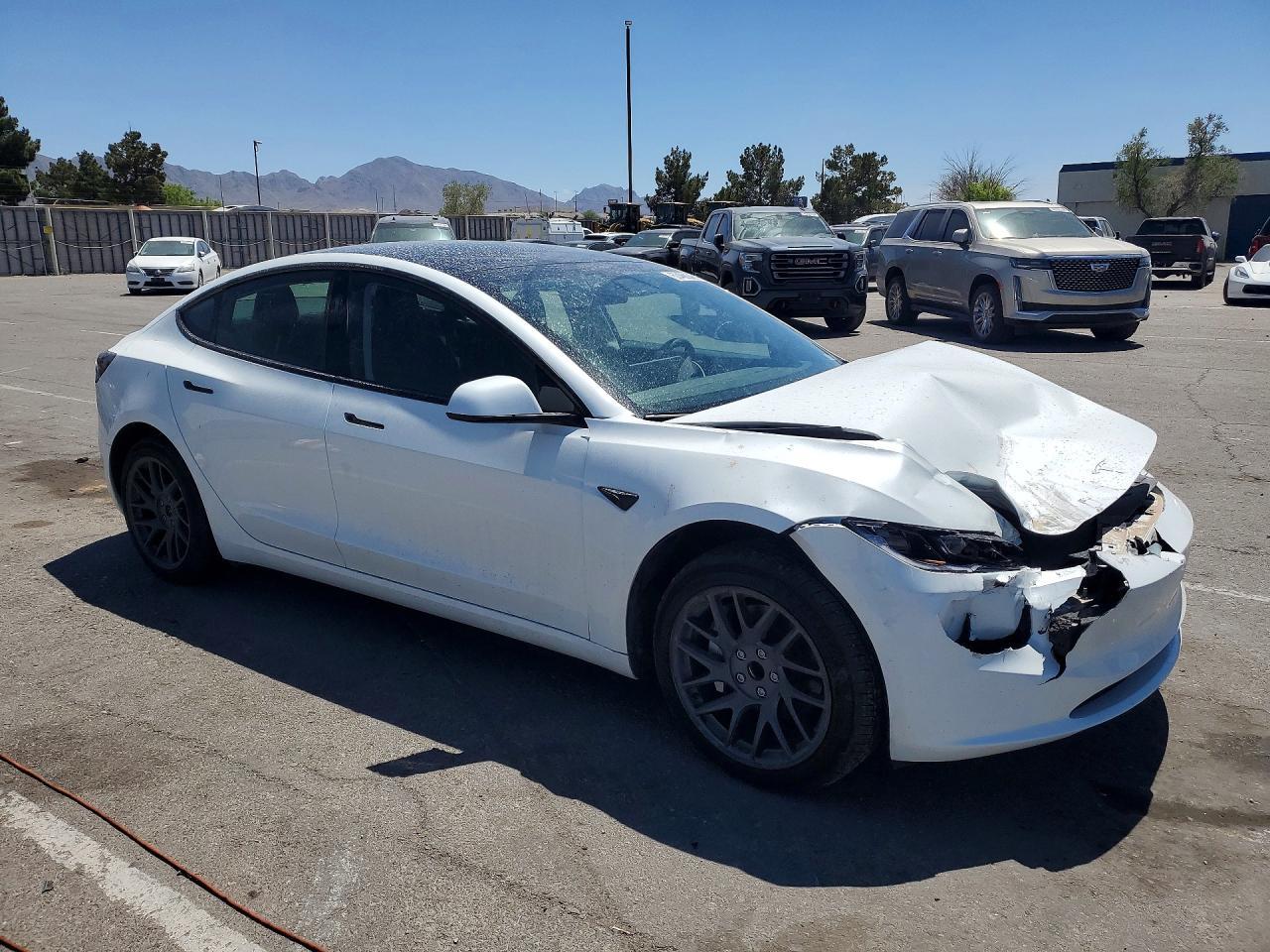 2025 Tesla Model 3 - Фото 4