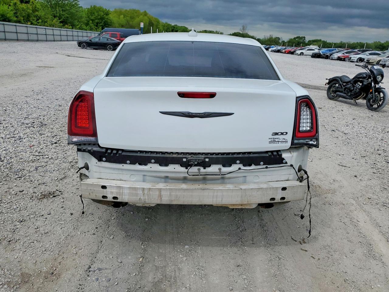 2022 Chrysler 300 Touring - Image 6