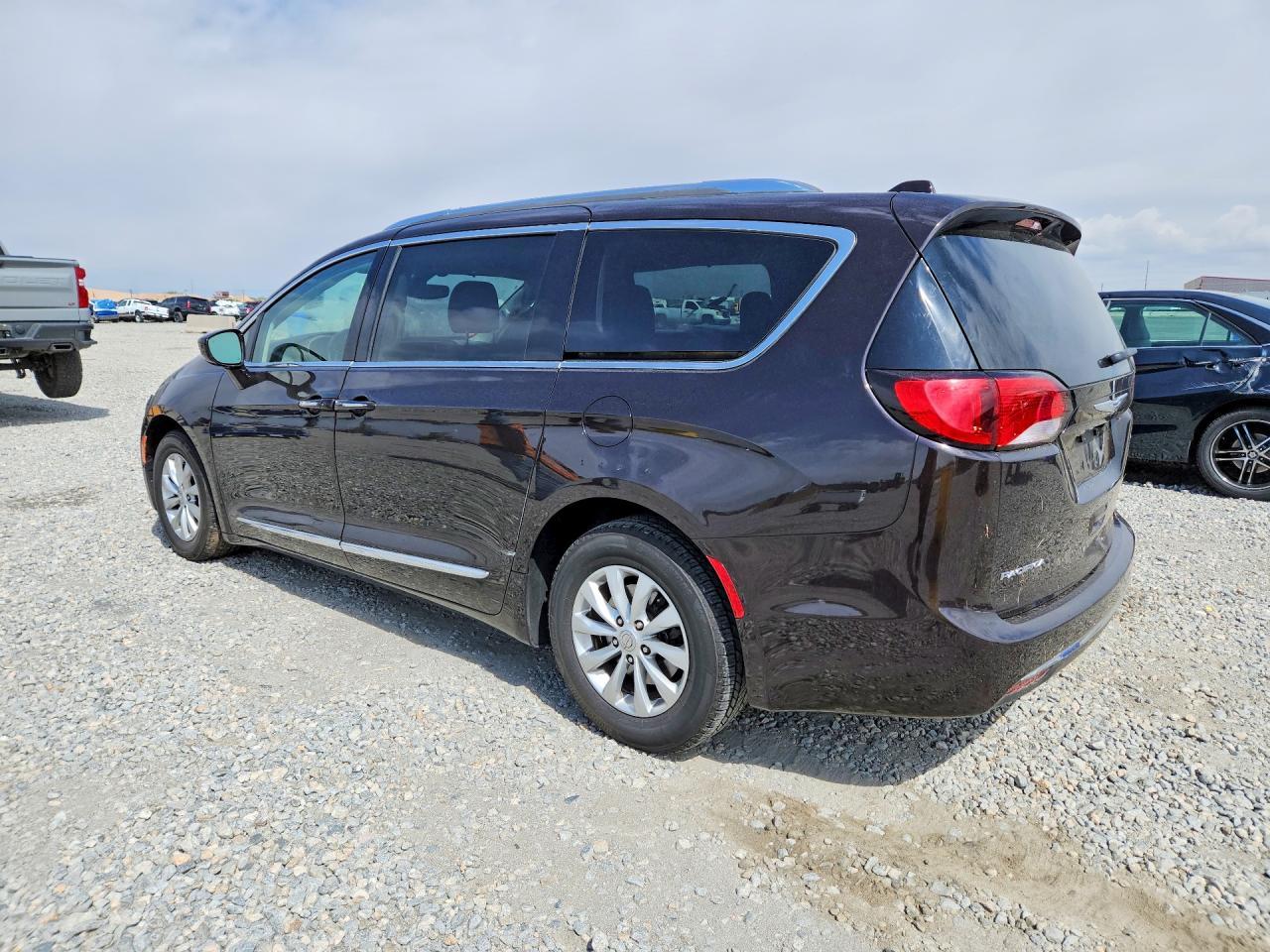 2018 Chrysler Pacifica Touring L - Image 2