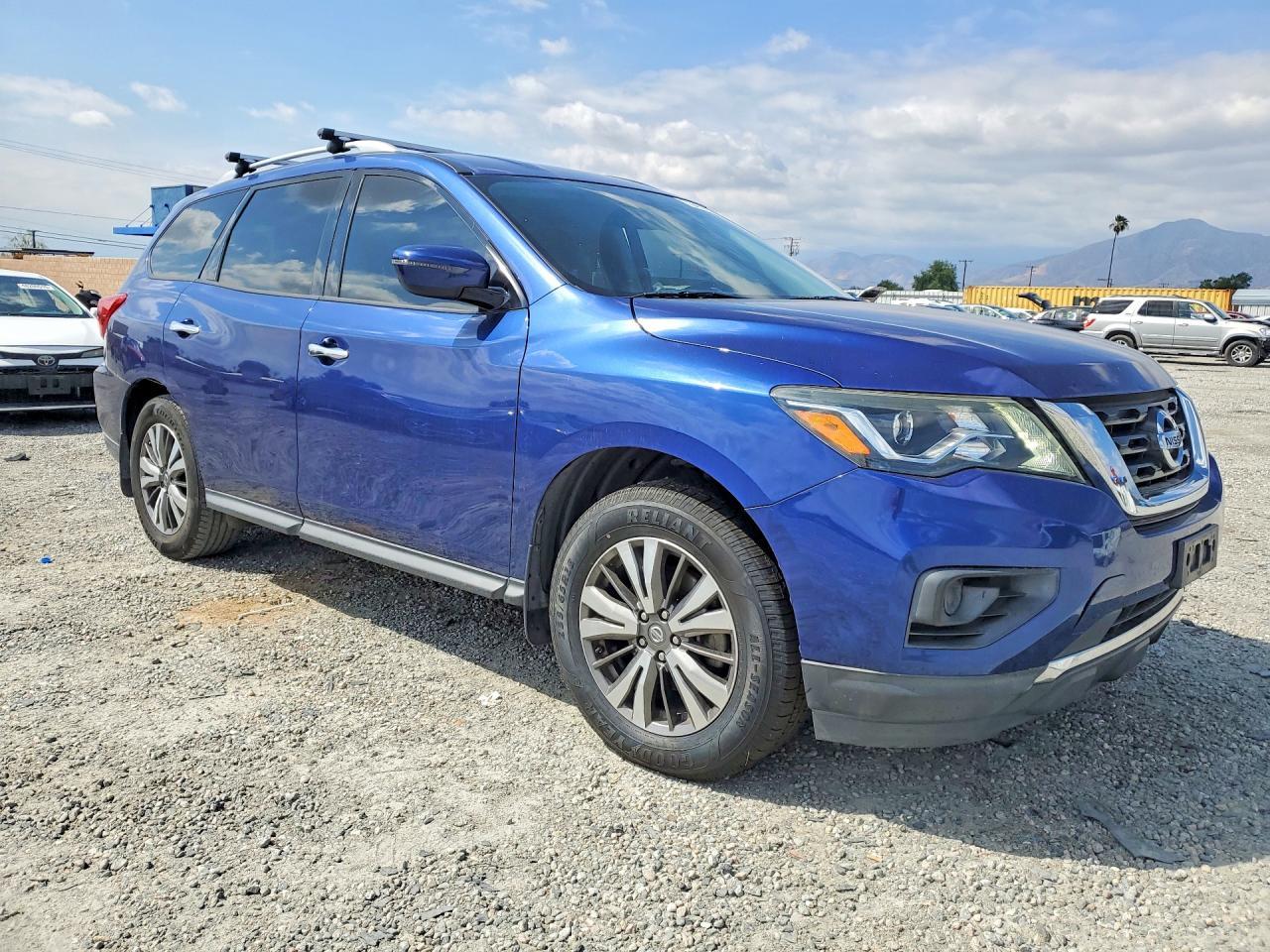 2018 Nissan Pathfinder S - Image 4