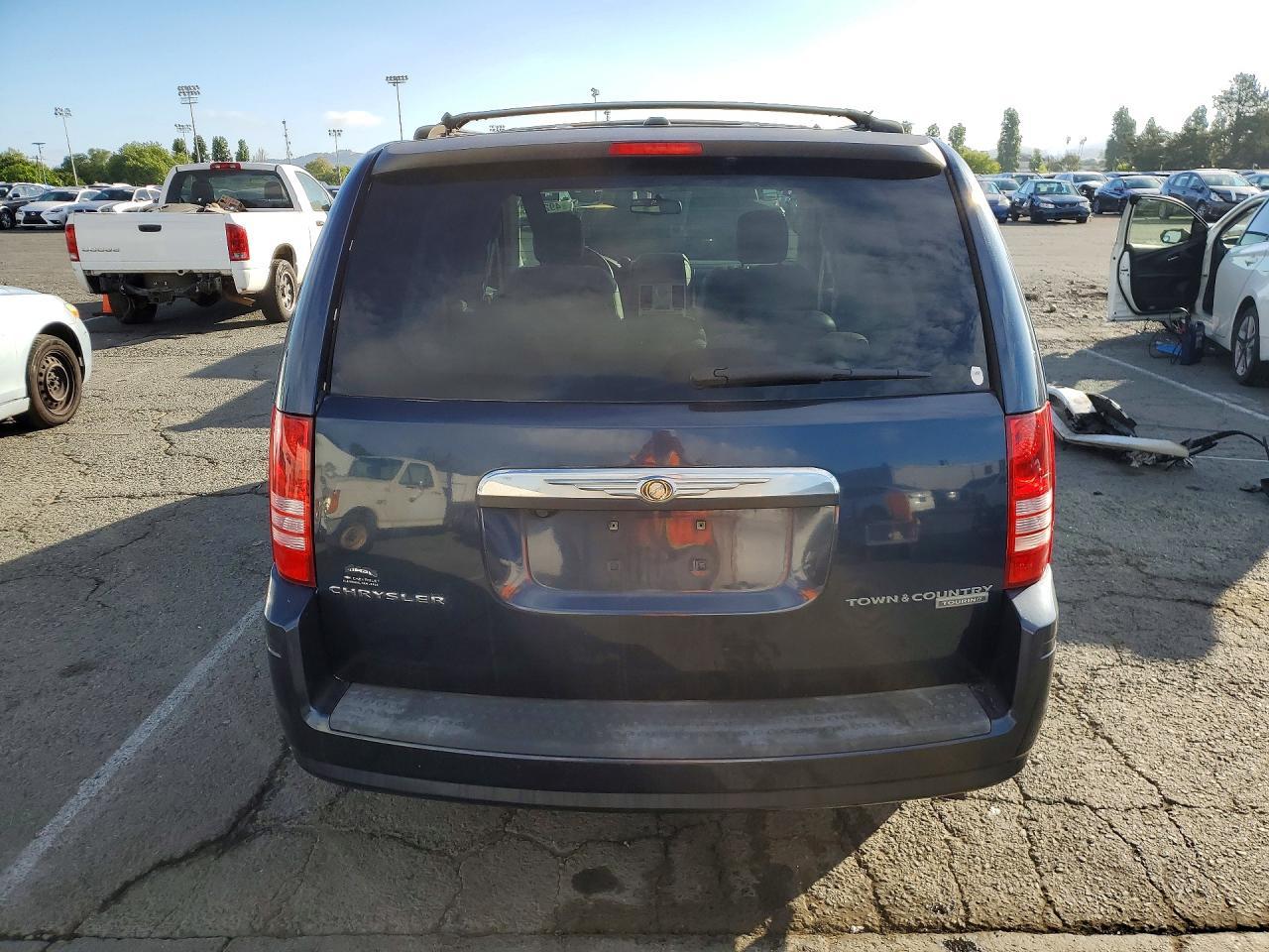 2009 Chrysler Town & Country Touring - Image 6