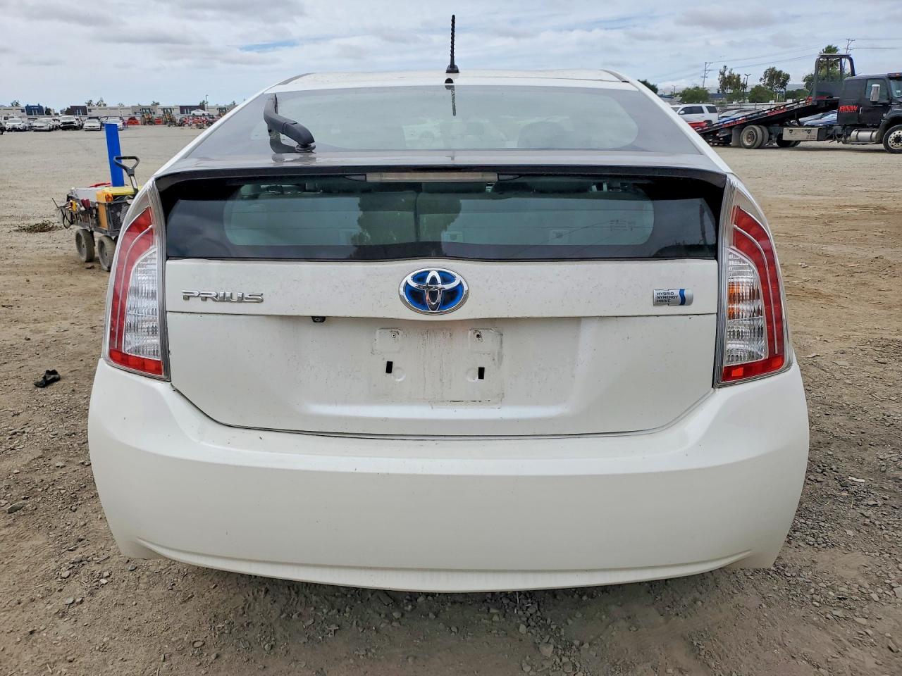 2015 Toyota Prius Two - Фото 6