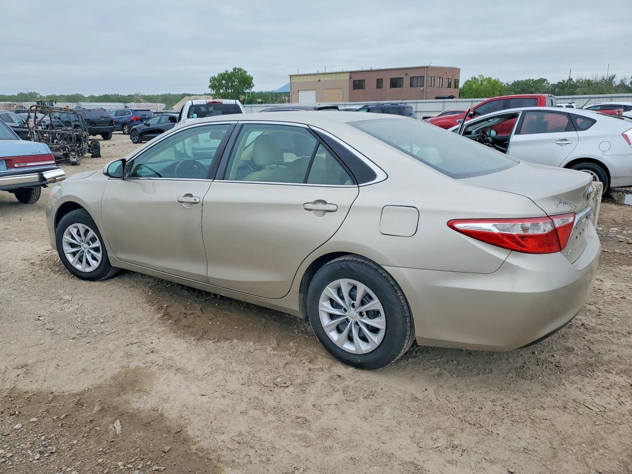 2015 Toyota Camry Le - Фото 2