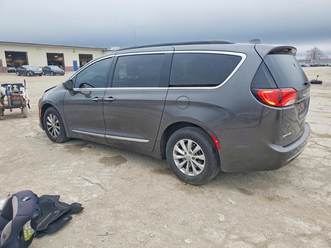 2017 Chrysler Pacifica Touring L - Фото 2