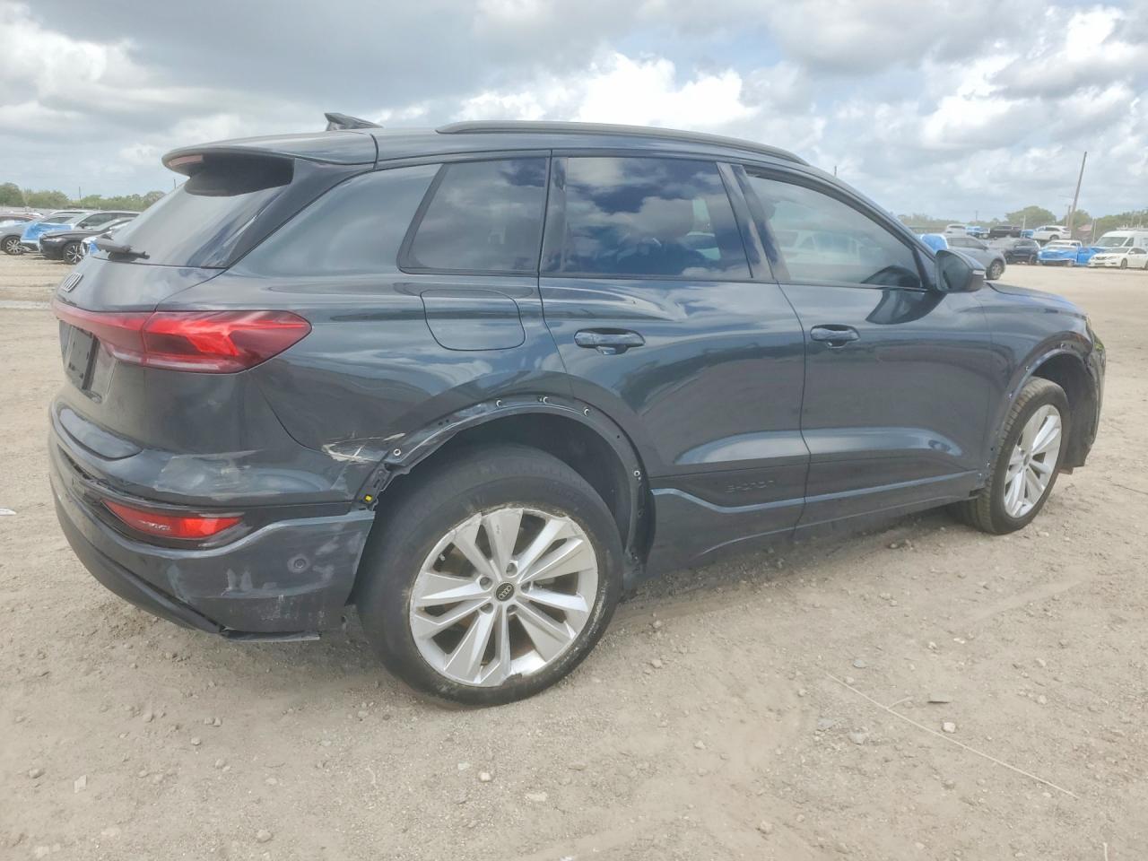 2025 Audi Q6 E-Tron Premium Plus - Фото 3