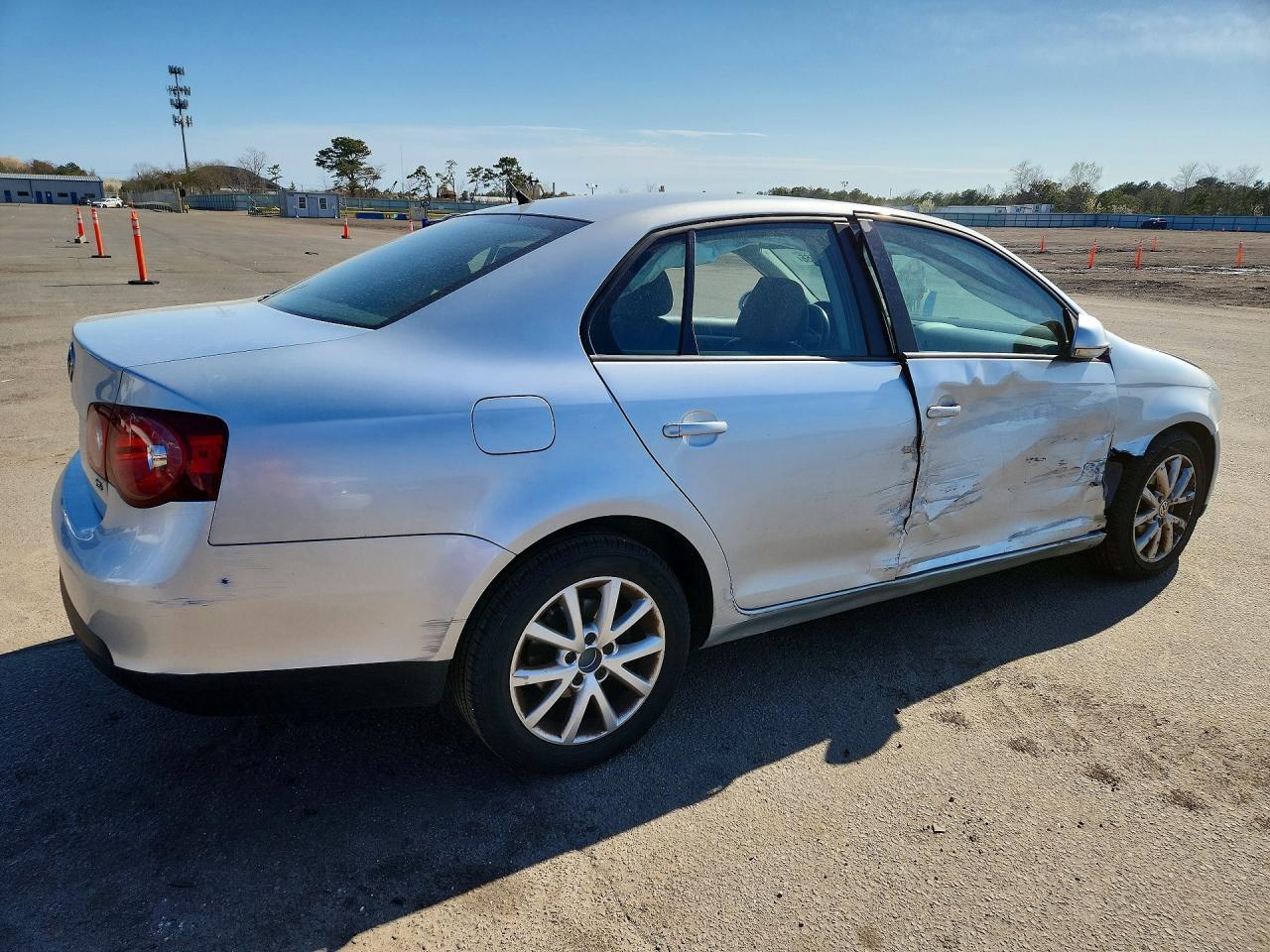 2010 Volkswagen Jetta Limited - Image 3
