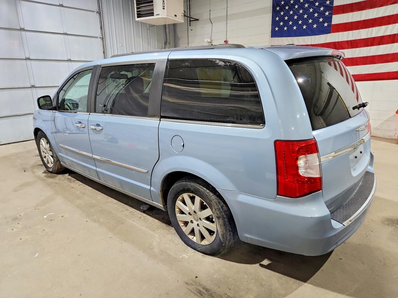 2012 Chrysler Town & Country Touring L - Фото 2