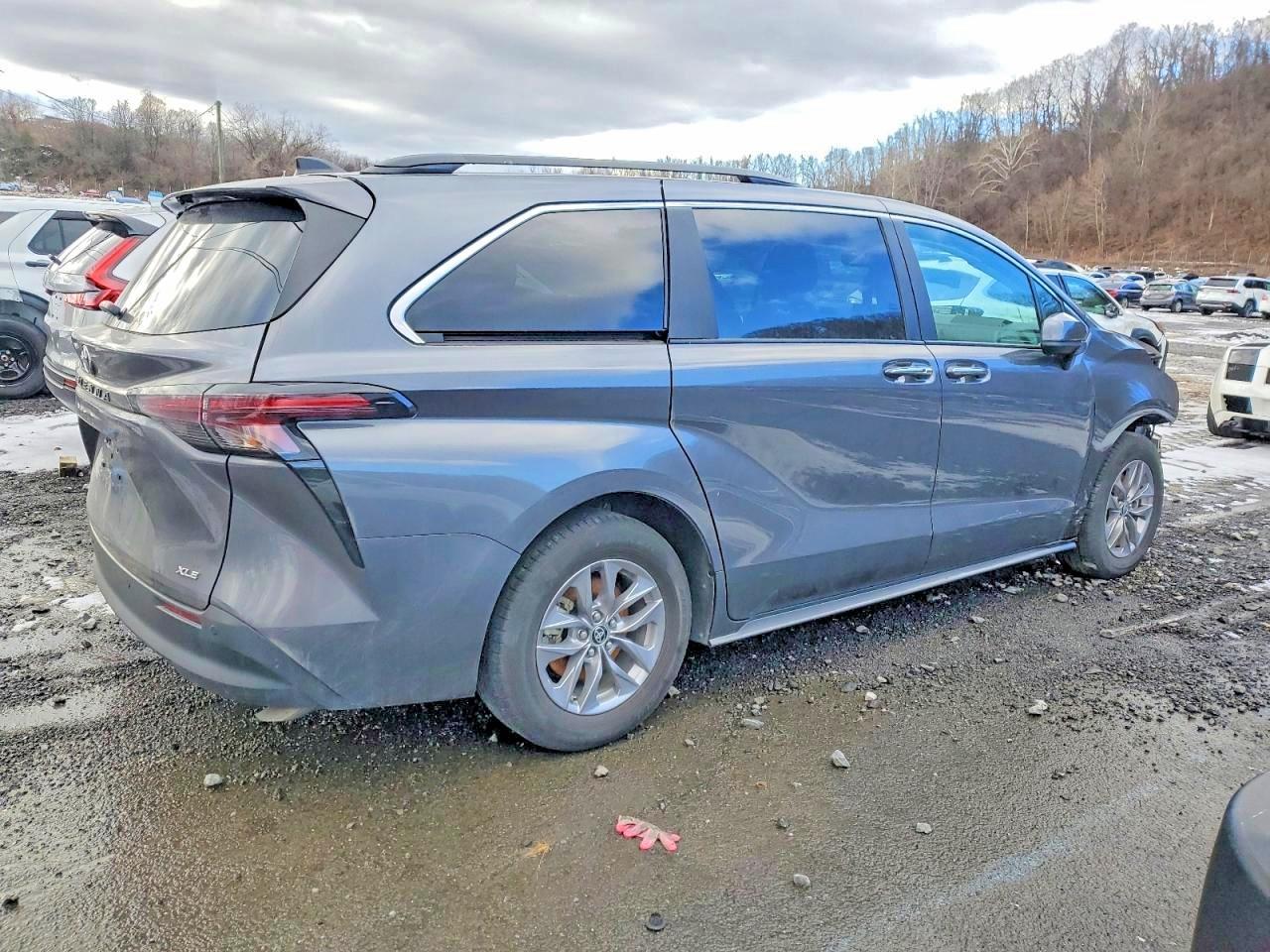 2025 Toyota Sienna Xle 8-Passenger - Фото 3