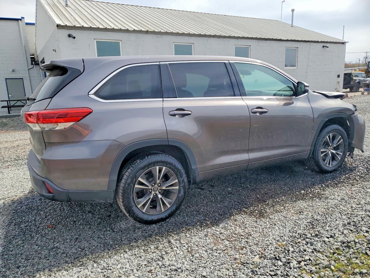 2017 Toyota Highlander Le - Фото 3