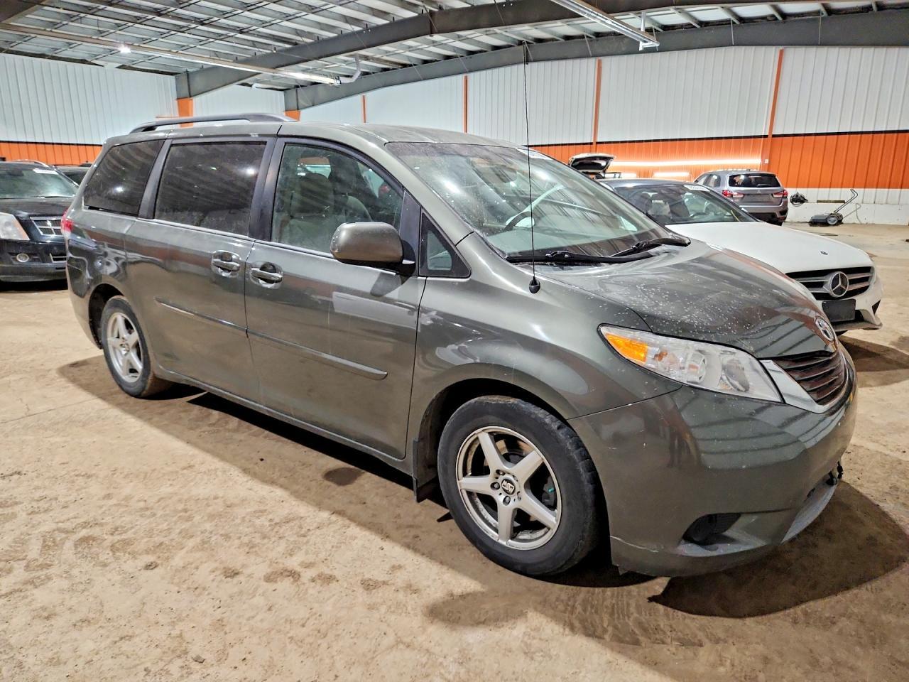2013 Toyota Sienna Le 8-Passenger - Фото 4