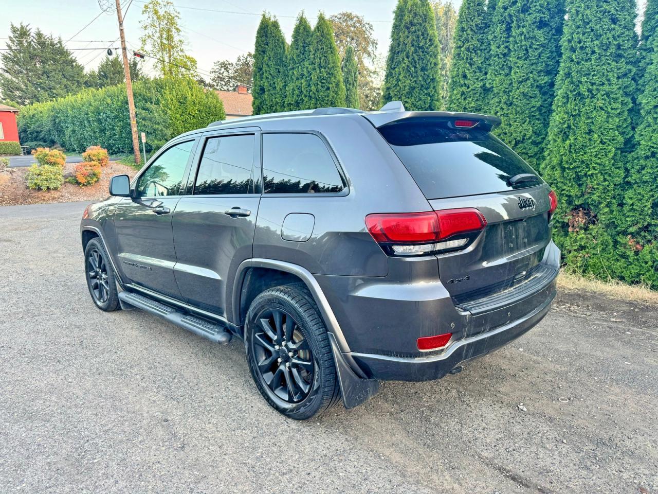 2020 Jeep Grand Cherokee Laredo - Image 3